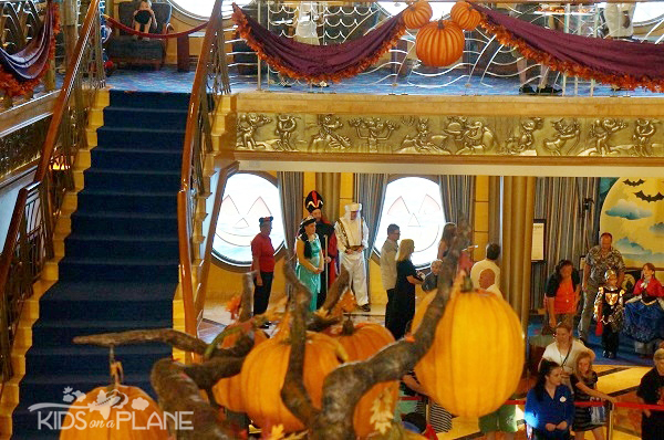 disney-cruise-line-halloween-on-the-high-seas-aladdin-family